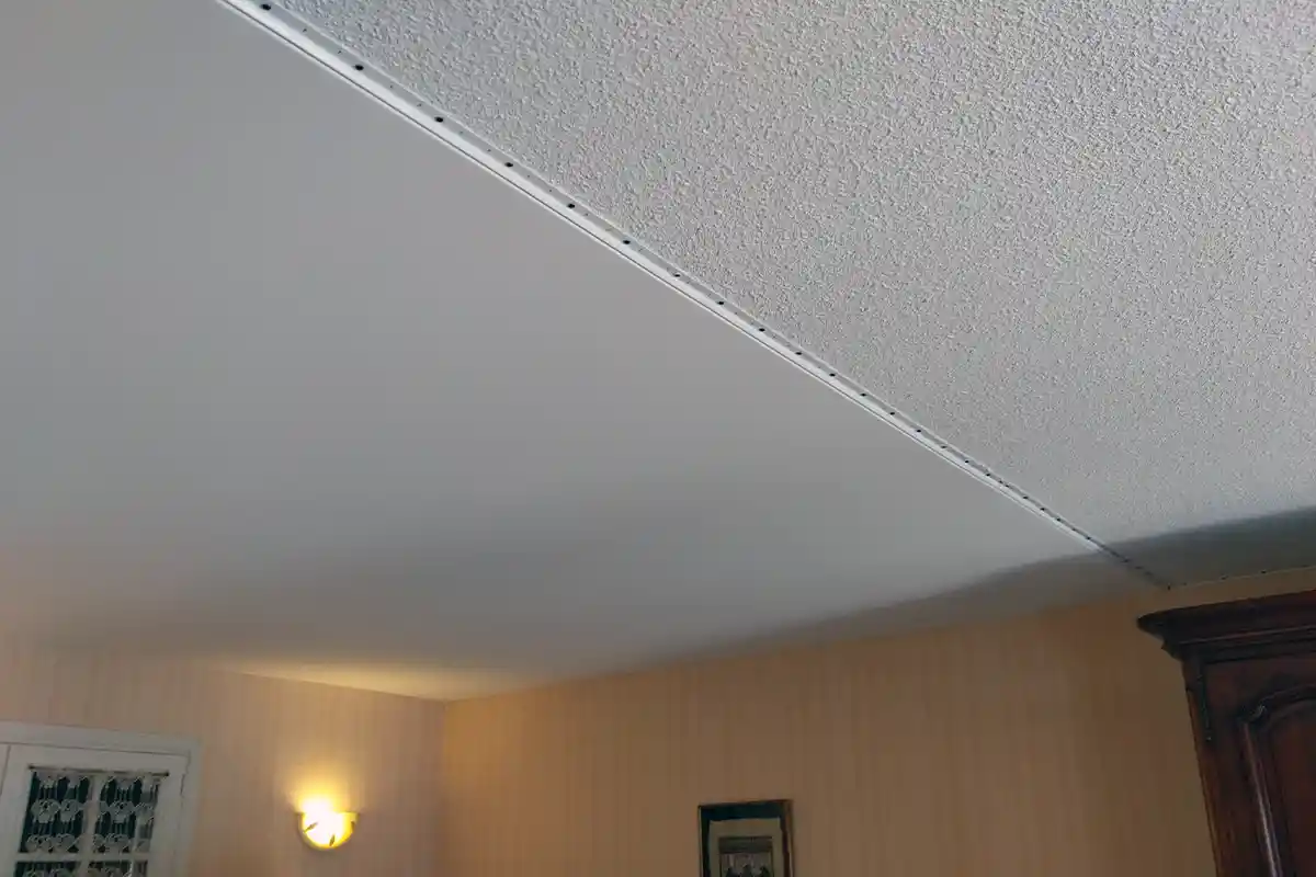 Différence entre un plafond tendu et un plafond en crépi