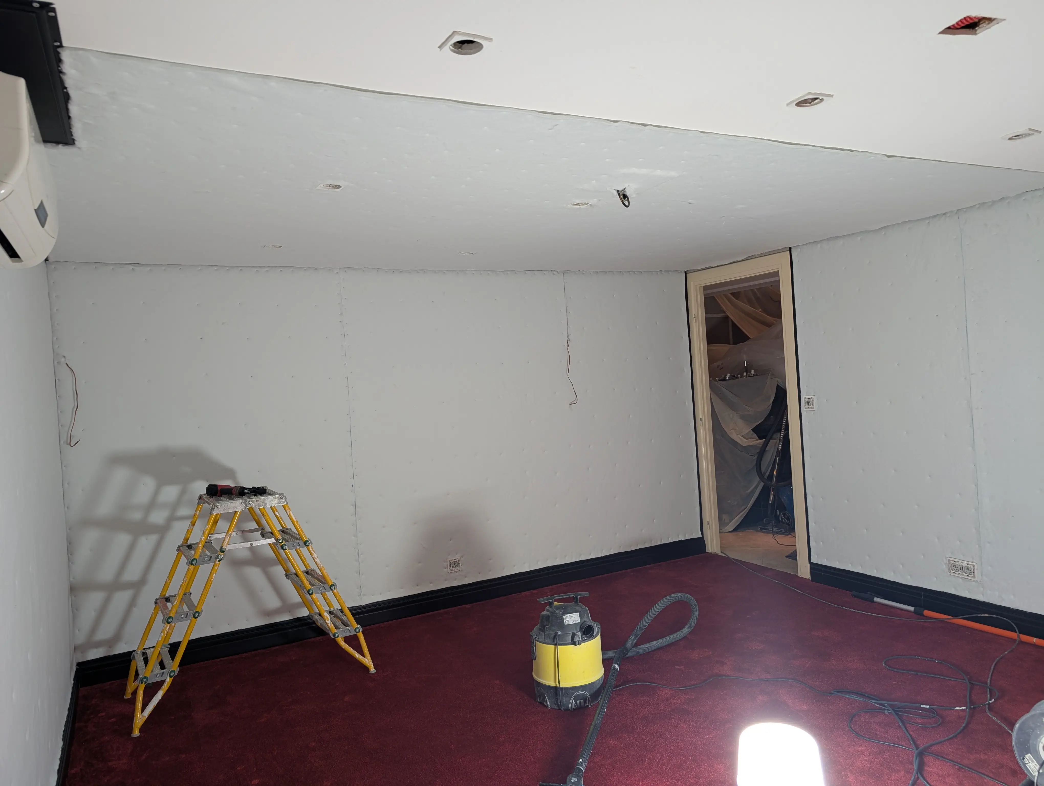 Pose d'un moleton acoustique a Grasse dans un home cinema